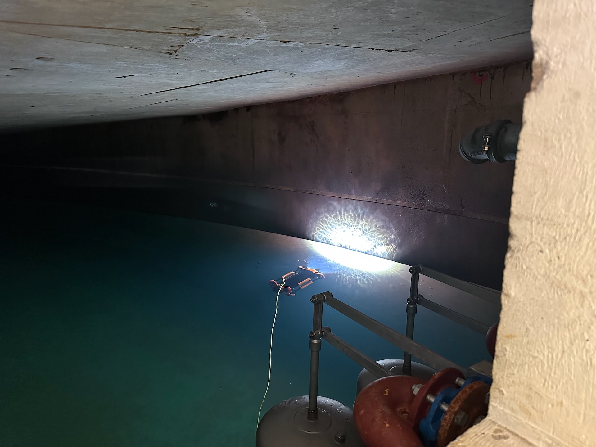 Unterwasserdrohne Faehrt In Sprinklertank Leuchtet Wand An
